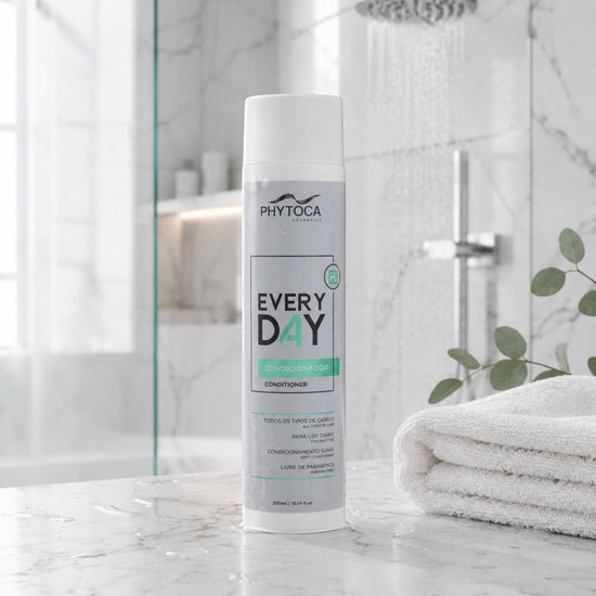 Acondicionador Phytoca USA Every Day en envase blanco sobre encimera de mármol en un baño moderno