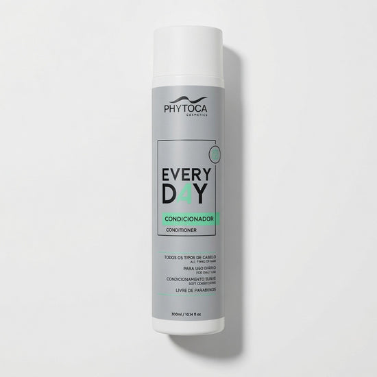 Acondicionador Phytoca USA Every Day en envase cilíndrico gris para nutrición y brillo de todo tipo de cabello.