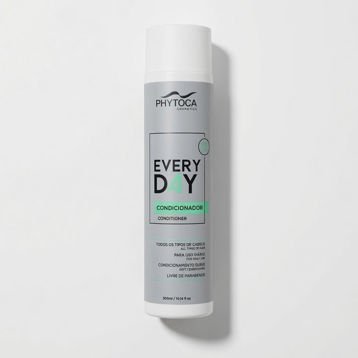 Acondicionador Phytoca USA Every Day en envase cilíndrico gris para nutrición y brillo de todo tipo de cabello.