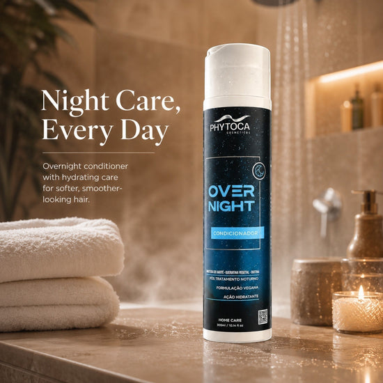 Acondicionador Phytoca USA Overnight en envase azul oscuro sobre una encimera de baño con toallas y velas.