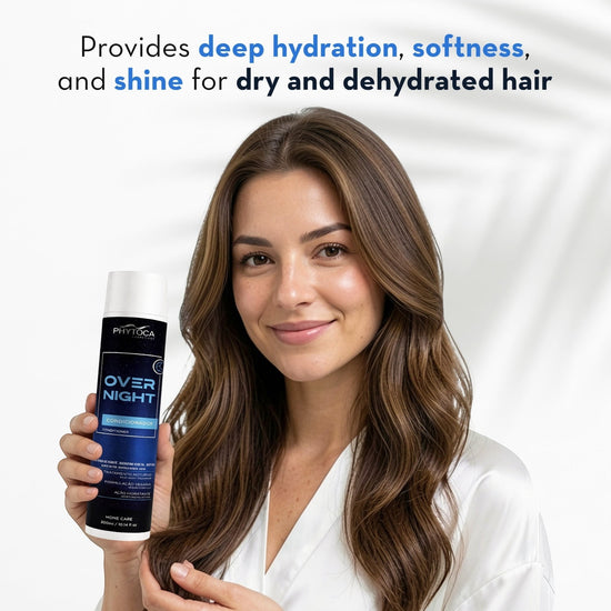 Mujer sonriente sosteniendo el acondicionador Phytoca USA Overnight para cabello seco y deshidratado con brillo intenso