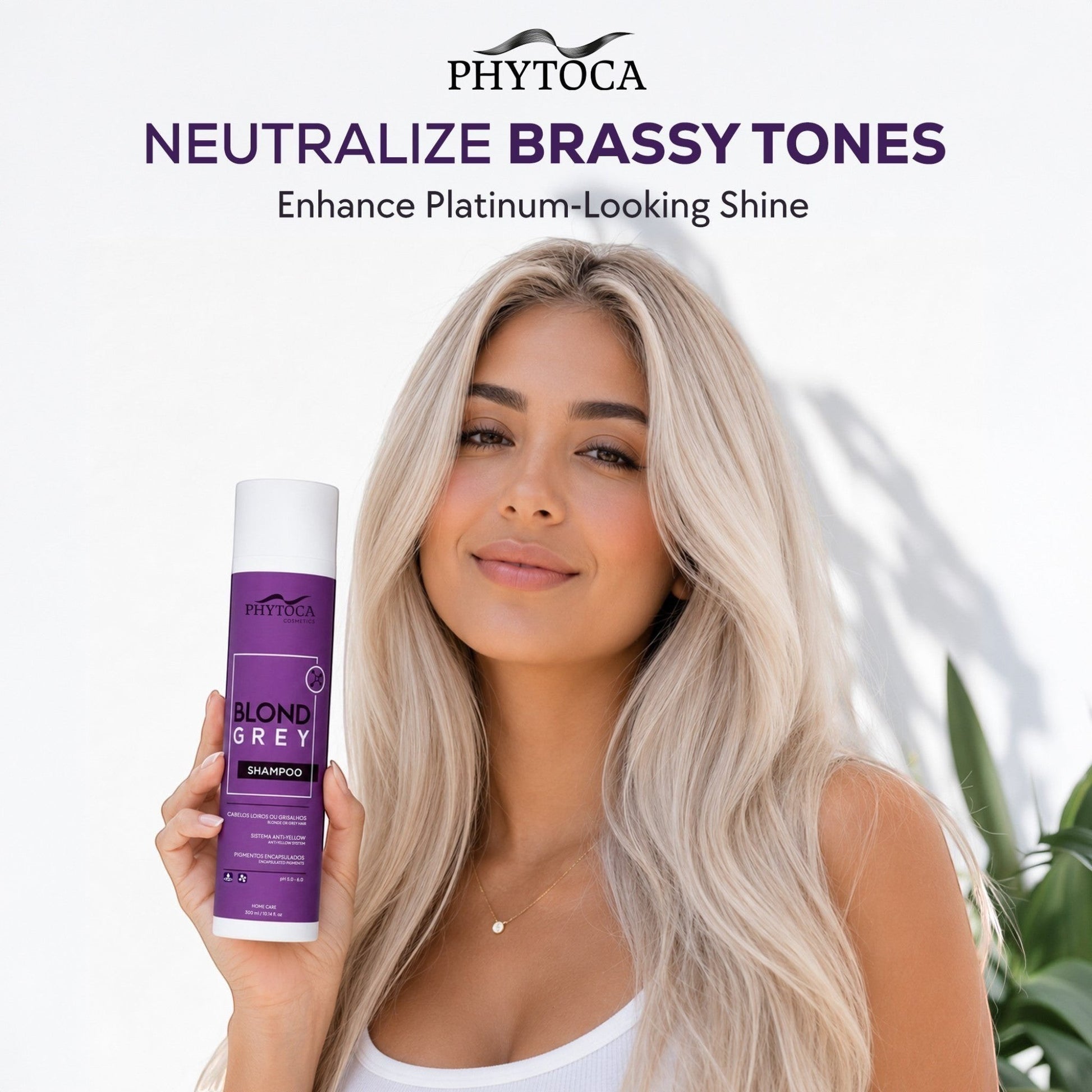 Mujer rubia sosteniendo champú Phytoca USA Blond Grey para neutralizar tonos amarillos y lograr un acabado platino