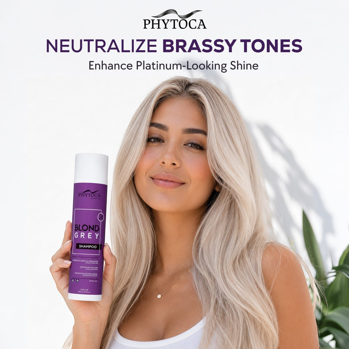 Mujer rubia sosteniendo el champú Phytoca USA Blond Grey para neutralizar tonos amarillos y realzar el brillo platino.