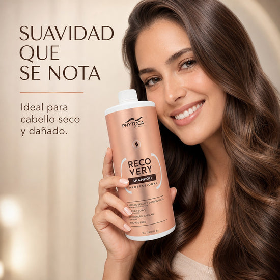 Modelo sonriente sosteniendo el champú reparador Phytoca USA Recovery para cabello seco y dañado en envase de 1 litro