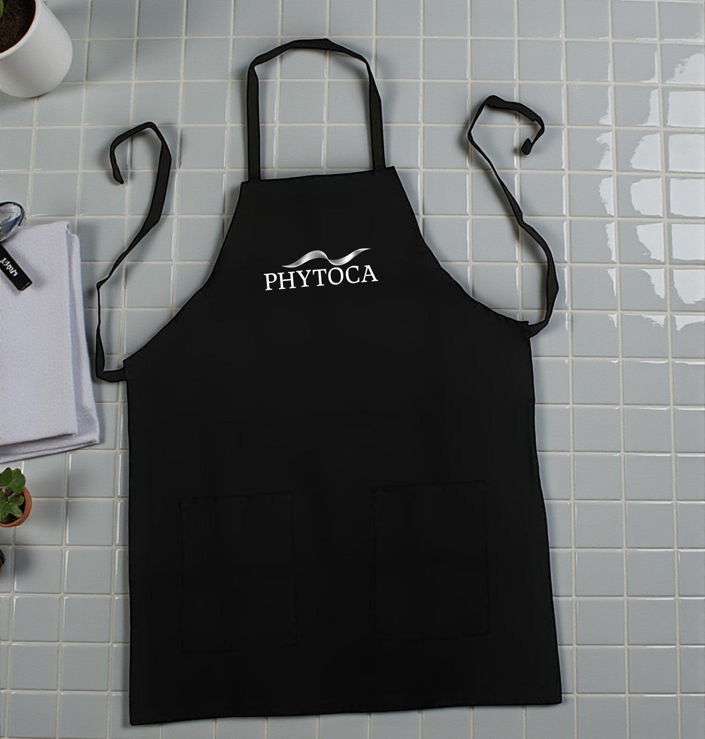 Delantal de peluquería Phytoca USA negro con bolsillos frontales y logo blanco bordado en el pecho