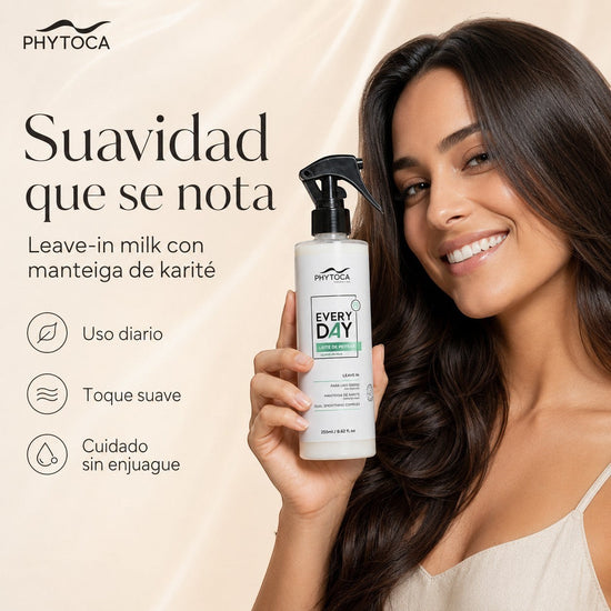 Mujer sonriente sosteniendo Phytoca USA Every Day Leave-In Milk, spray capilar hidratante con manteca de karité.