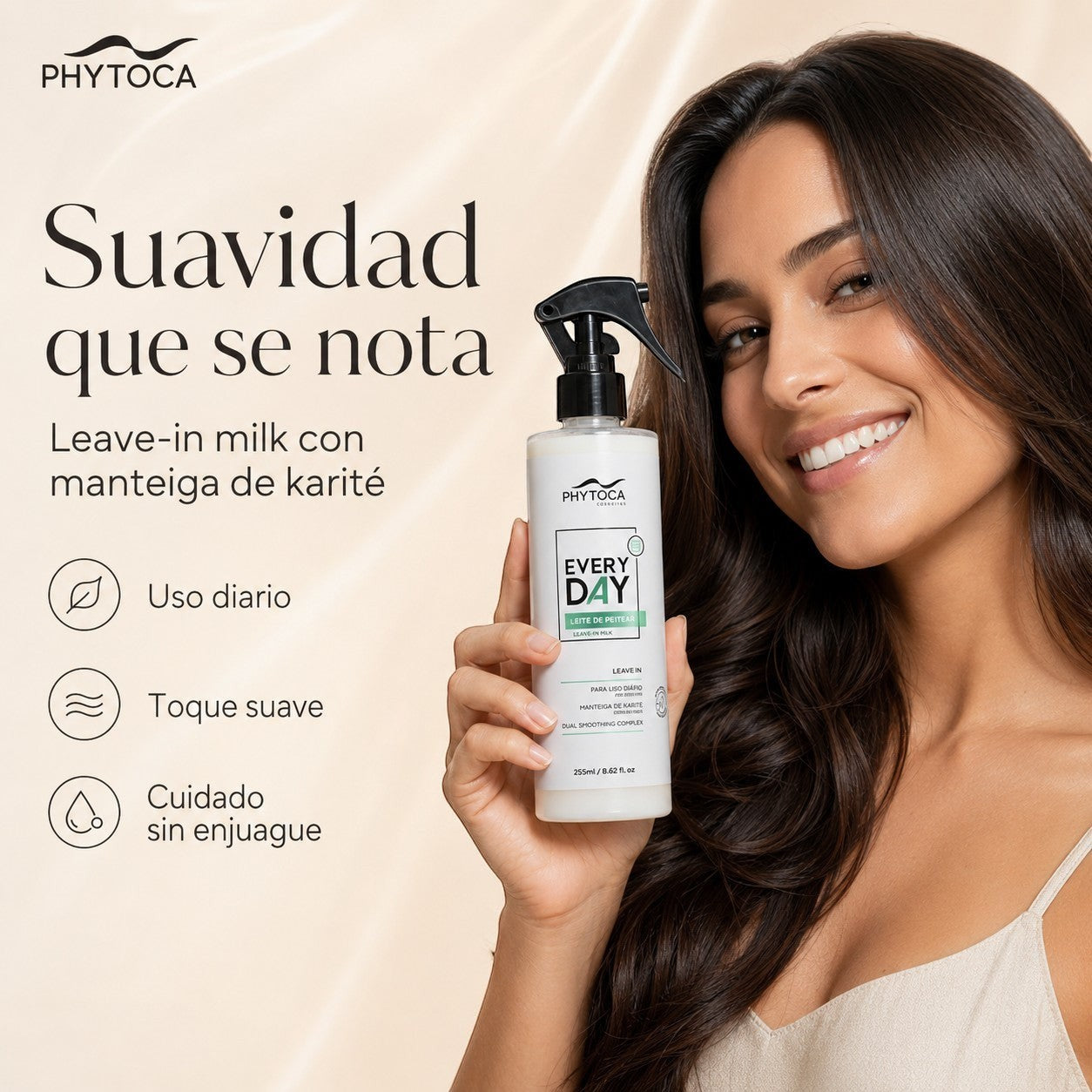 Mujer sonriente sosteniendo Phytoca USA Every Day Leave-In Milk, spray capilar hidratante con manteca de karité.