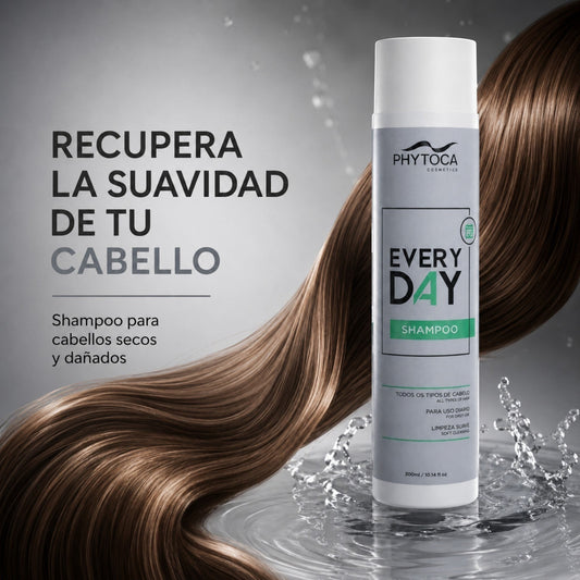 Botella de champú Phytoca USA Every Day para uso diario junto a una melena castaña brillante y gotas de agua
