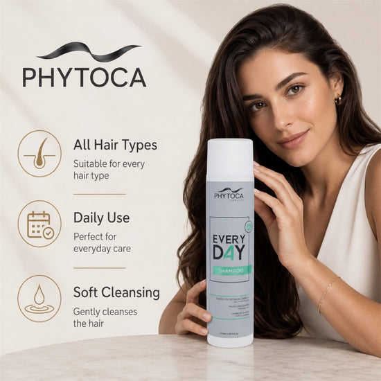 Mujer sonriente sosteniendo el champú Every Day de Phytoca USA, ideal para uso diario y todo tipo de cabello.