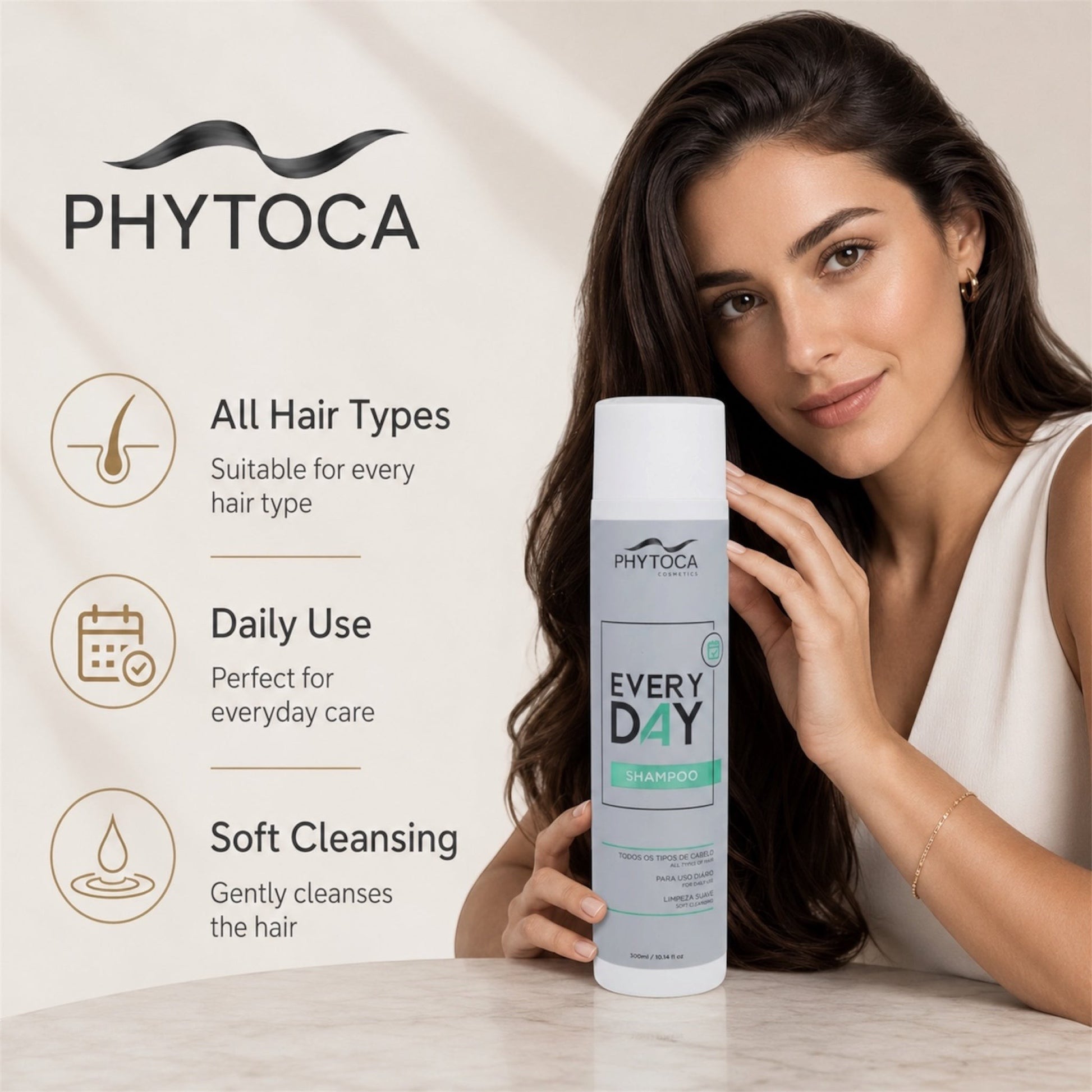 Mujer sonriente sosteniendo el champú Every Day de Phytoca USA, ideal para uso diario y todo tipo de cabello.