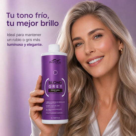 Mujer sonriente con cabello rubio ceniza sosteniendo la mascarilla capilar Phytoca USA Blond Grey Mask de 1 litro.