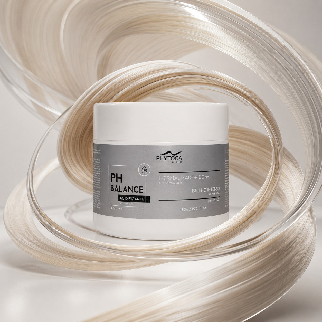 Mascarilla capilar Phytoca USA PH Balance en tarro blanco rodeada de hebras de cabello brillante para todo tipo de pelo
