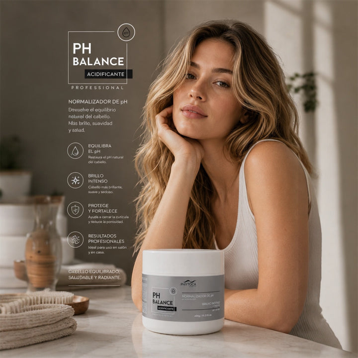 Mujer con cabello brillante junto al tarro de mascarilla capilar PH Balance de Phytoca USA sobre una mesa de mármol.