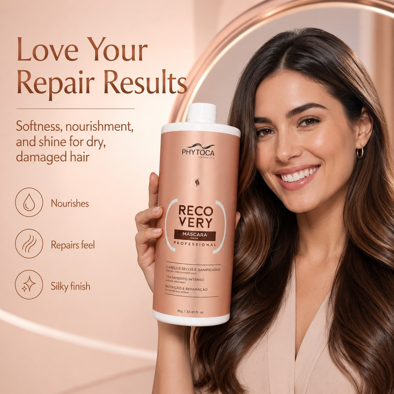 Mujer sonriente sosteniendo la mascarilla capilar Phytoca USA Recovery para reparar cabello seco y dañado