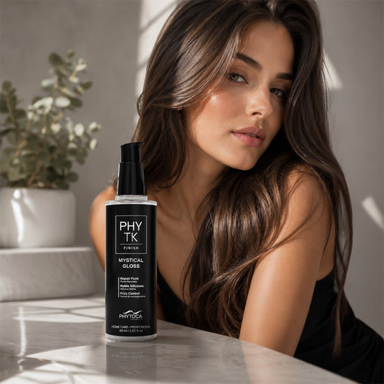 Serum capilar Phytoca USA Mystical Gloss en frasco transparente con bomba negra junto a una mujer de cabello brillante