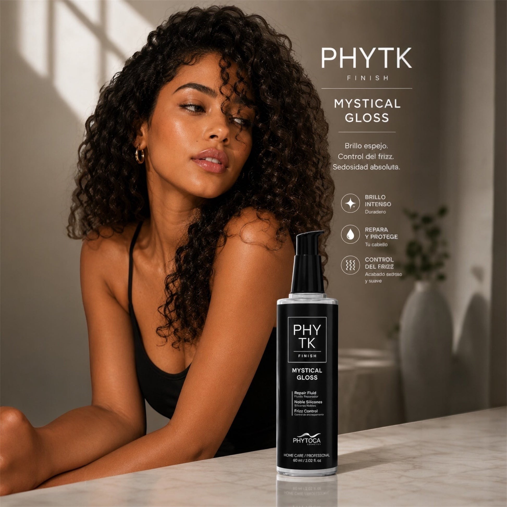 Sérum capilar Phytoca USA Mystical Gloss junto a una mujer con cabello rizado brillante y saludable en un salón.