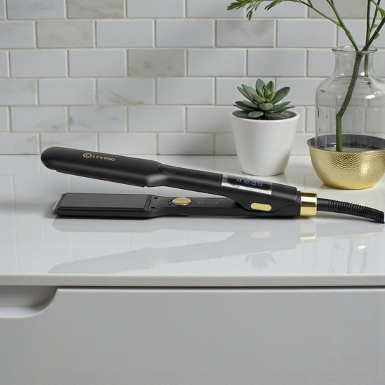 Plancha de pelo profesional Phytoca USA de titanio en color negro con pantalla digital LED y diseño 2 en 1