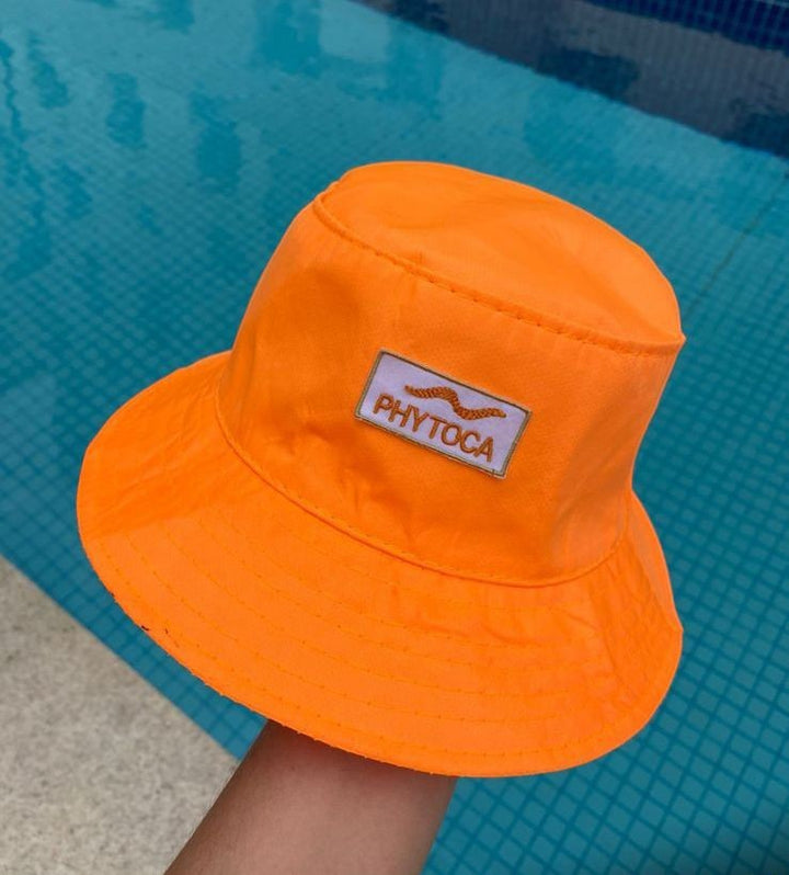 Sombrero tipo bucket Phytoca USA de color naranja brillante con parche de logo bordado, ideal para la playa