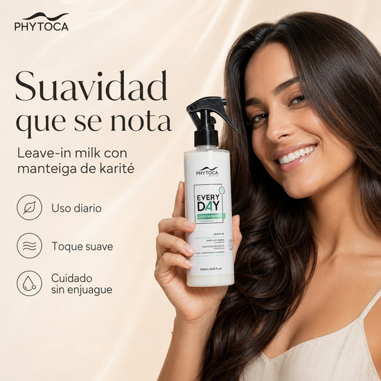 Mujer sonriente sosteniendo el spray Phytoca USA Every Day Leave-in Milk con manteca de karité para hidratar el cabello