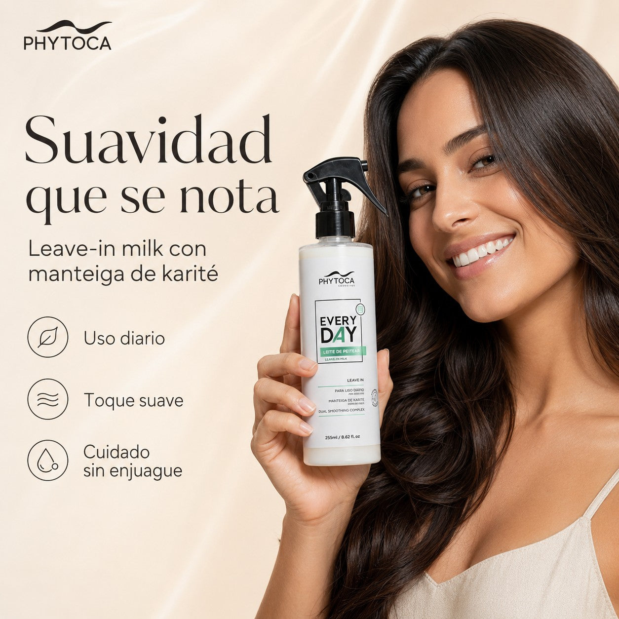 Mujer sonriente sosteniendo el spray Phytoca USA Every Day Leave-in Milk con manteca de karité para hidratar el cabello