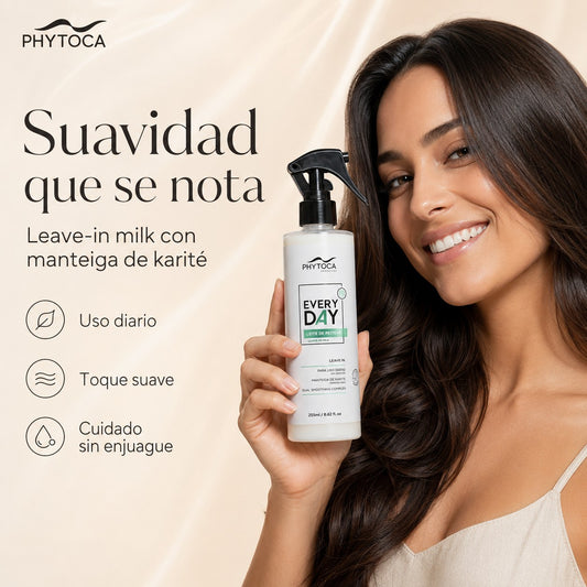 Mujer sonriente sosteniendo el spray Phytoca USA Every Day Leave-in Milk con manteca de karité para hidratar el cabello