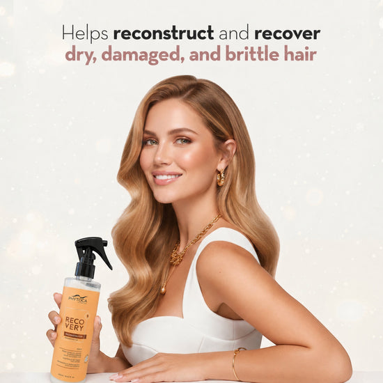 Mujer sonriente sosteniendo el spray Phytoca USA Recovery Reconstructor 12-en-1 para reparar cabello seco y dañado