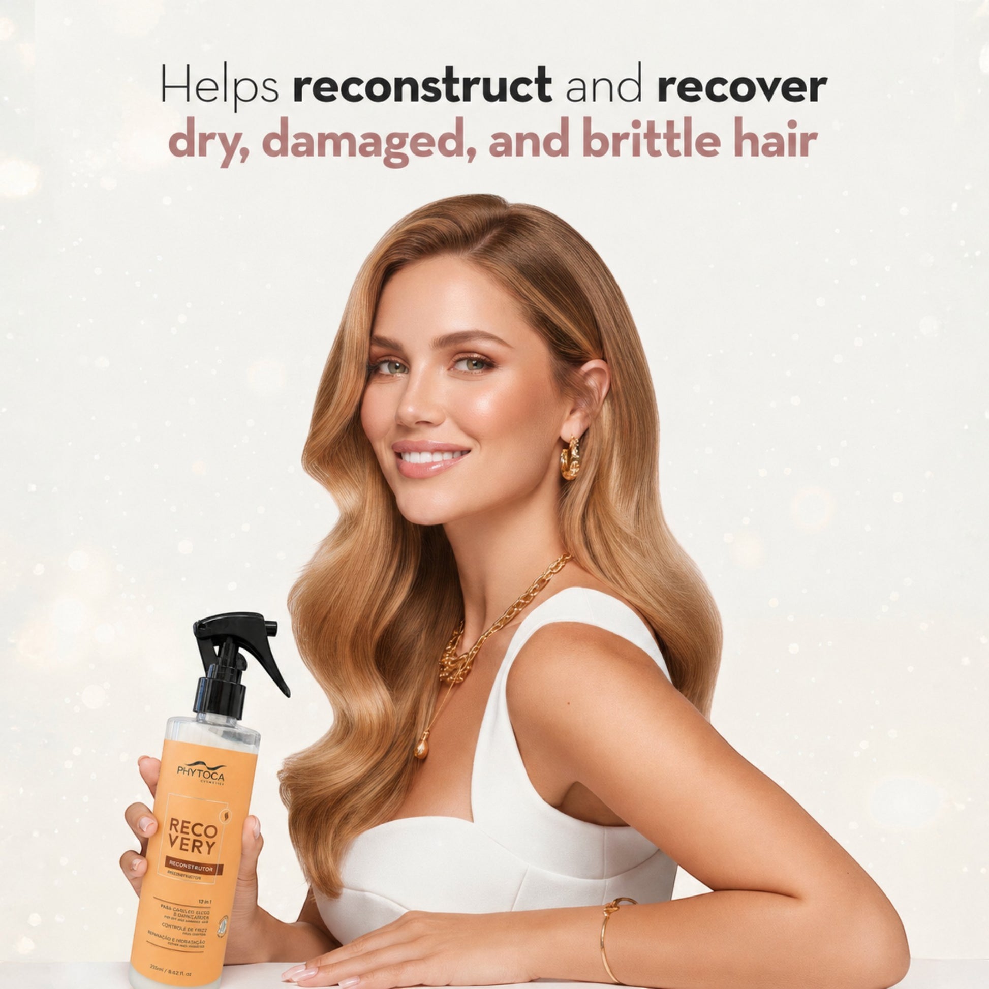 Mujer sonriente sosteniendo el spray Phytoca USA Recovery Reconstructor 12-en-1 para reparar cabello seco y dañado