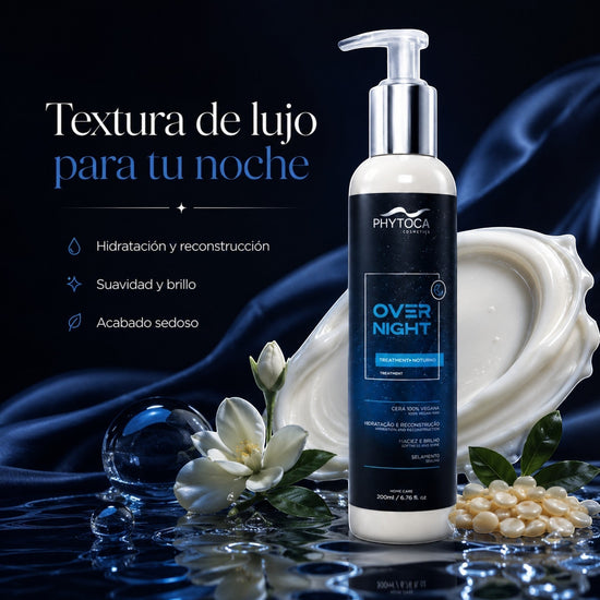 Tratamiento capilar nocturno Phytoca USA en envase con dosificador sobre fondo azul elegante con flores y textura cremosa